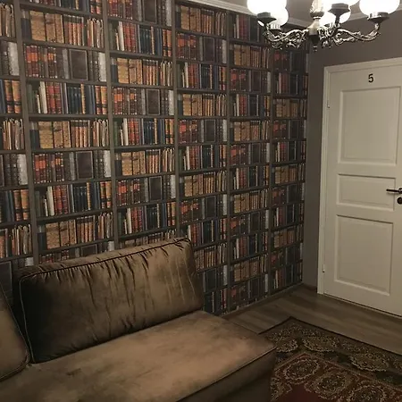 Lee Apartman