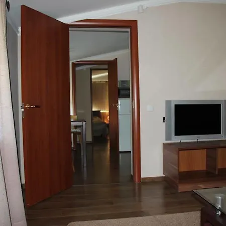 Lee Apartman